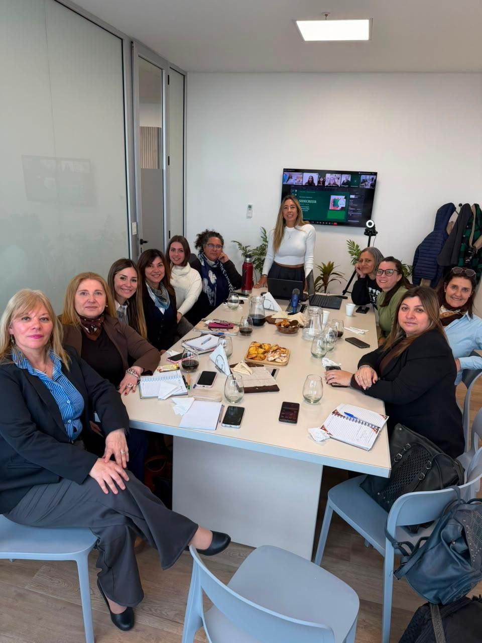 Equipo de atención de Mejor Crédito reunido en torno a una mesa de trabajo